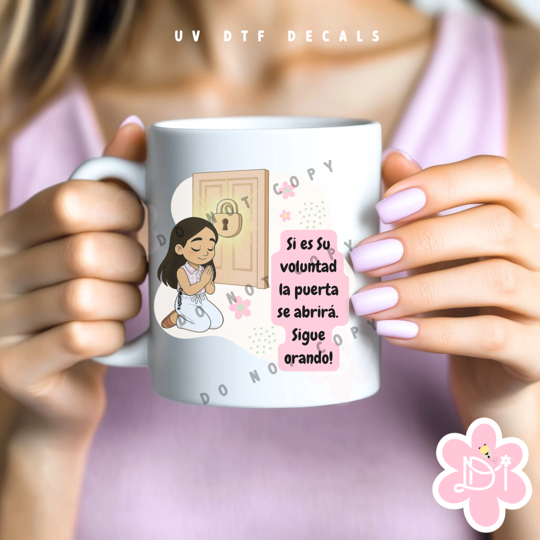 UV DTF Decal – Muñequita Orando en la Puerta