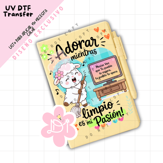 UV DTF Transfer “Adorar Mientras Limpio es mi Pasión” para Libreta A5 – Diseño Exclusivo Cristiano