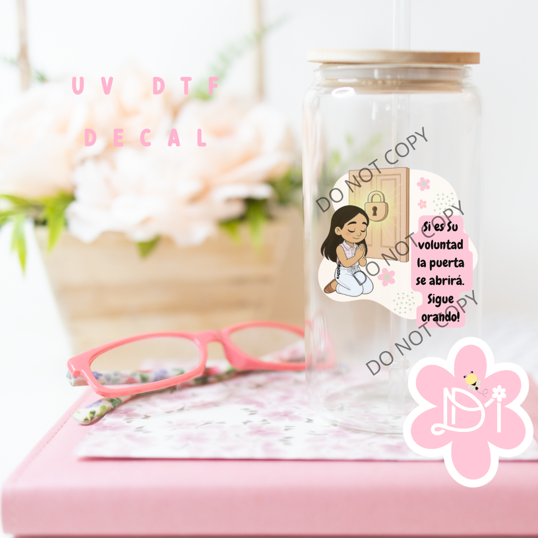 UV DTF Decal – Muñequita Orando en la Puerta
