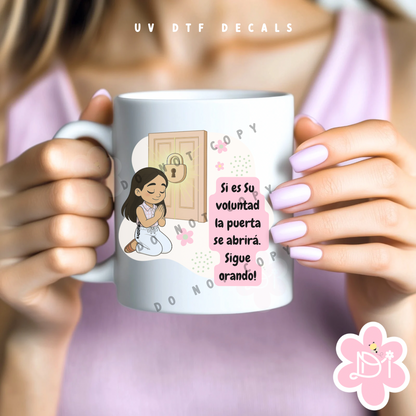 UV DTF Decal – Muñequita Orando en la Puerta