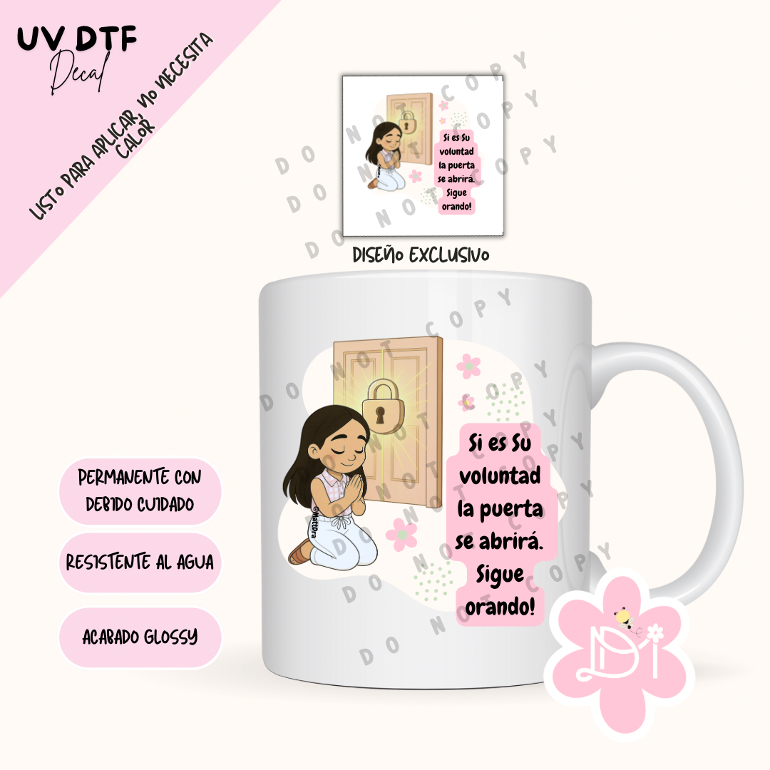 UV DTF Decal – Muñequita Orando en la Puerta