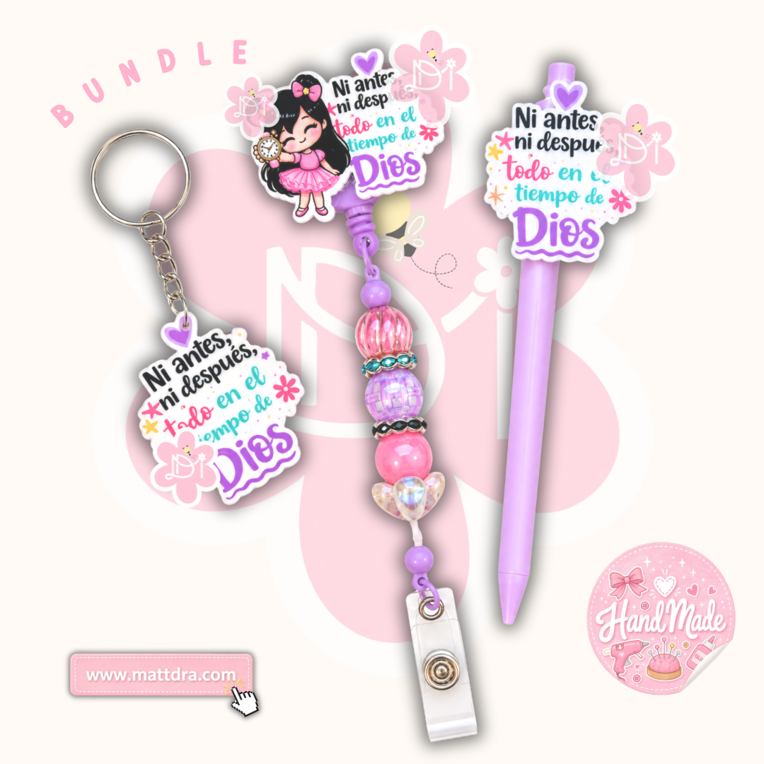Handnade - Bundle Cristiano Pastel – Llavero, Badge Reel y Bolígrafo “Ni antes, ni después, todo en el tiempo de Dios”