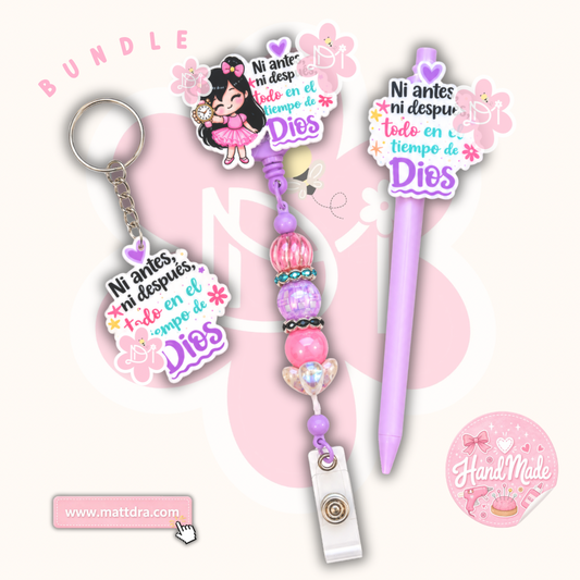 Handnade - Bundle Cristiano Pastel – Llavero, Badge Reel y Bolígrafo “Ni antes, ni después, todo en el tiempo de Dios”