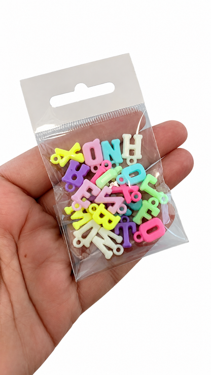 Dijes de Letras Pastel para Pulseras, Collares y Llaveros – Paquete de 21 Letras Plásticas
